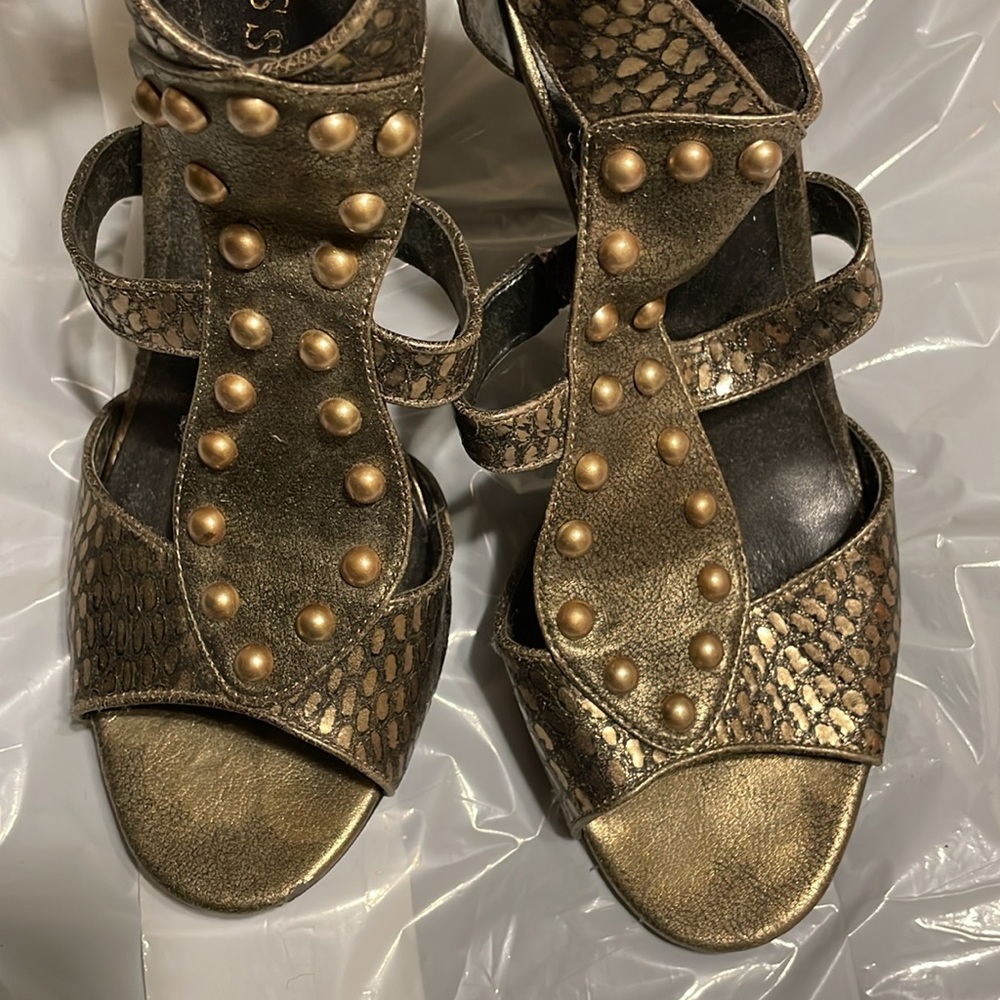 Guess - Picture 9 of 10